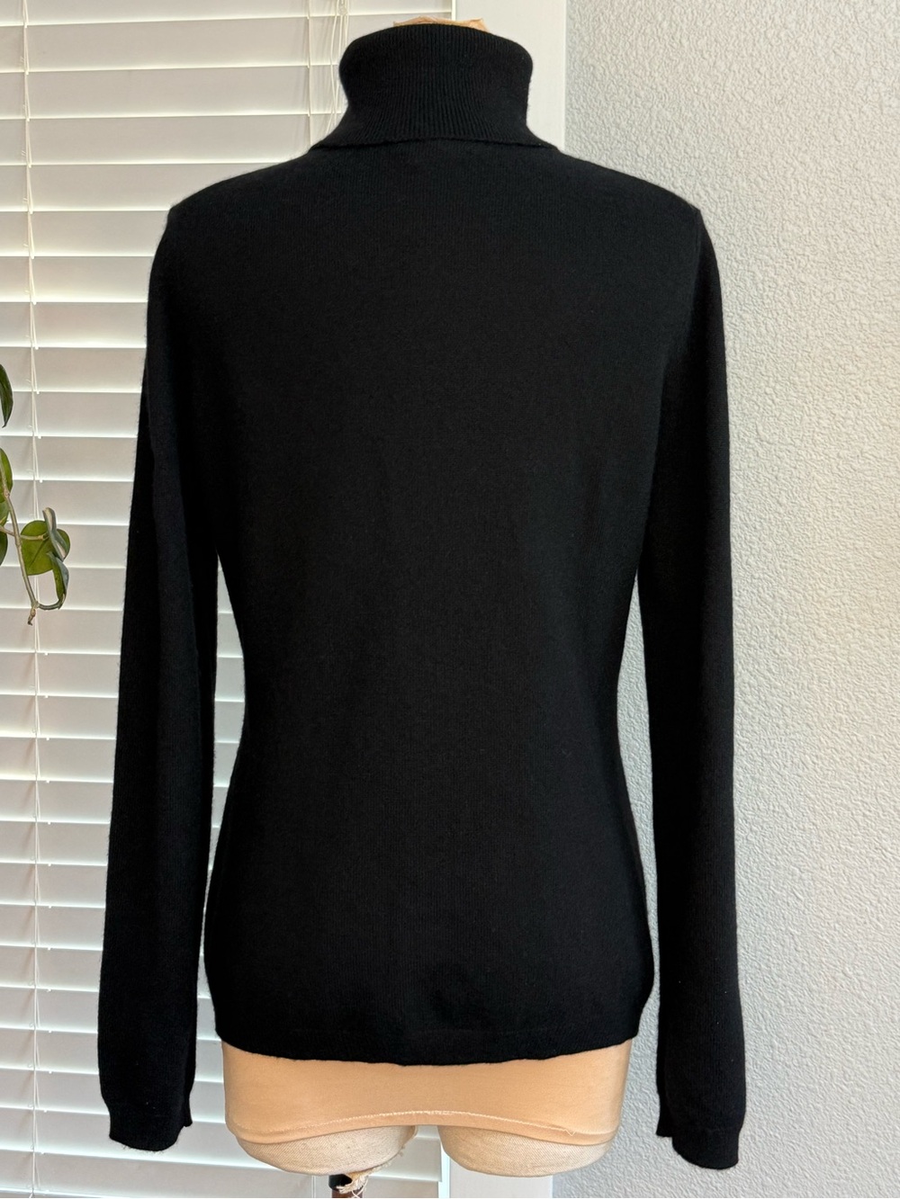 Neiman Marcus Cashmere Turtleneck Sweater Size Medium - Picture 3 of 5
